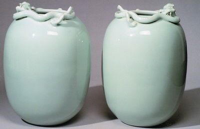 粉青釉堆塑螭龙纹尊一对  敏求精舍40周年展展品