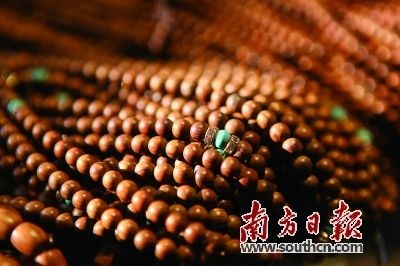 沉香串珠成为大众时尚饰品，还兼具艺术价值和收藏价值。