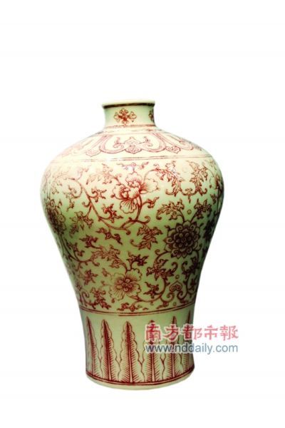 清乾隆釉里红缠枝莲梅瓶
