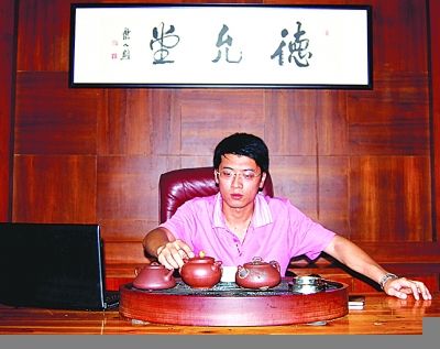 “紫砂少帅”陆超，英俊而不失内涵。