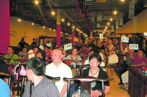 拍卖现场，买家频频举牌竞价。资料图片