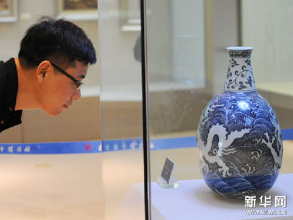 7月11日，市民在江苏连云港市博物馆欣赏“明宣德青花海水白龙纹扁瓶”。新华网图片 耿玉和 摄