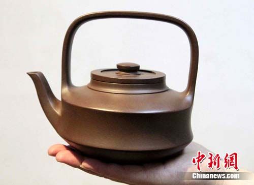 “一代紫砂泰斗”顾景舟代表作《提梁提壁壶》。 潘索菲 摄