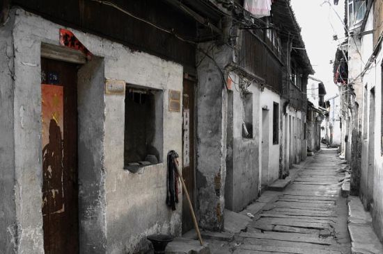 图左就是顾景舟大师的家，和他家门前的南街巷道。