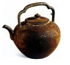 名称： 吴经墓出土提梁壶 　　制造年代： 明代　规格： 高17.7厘米 　　收藏地：南京博物院